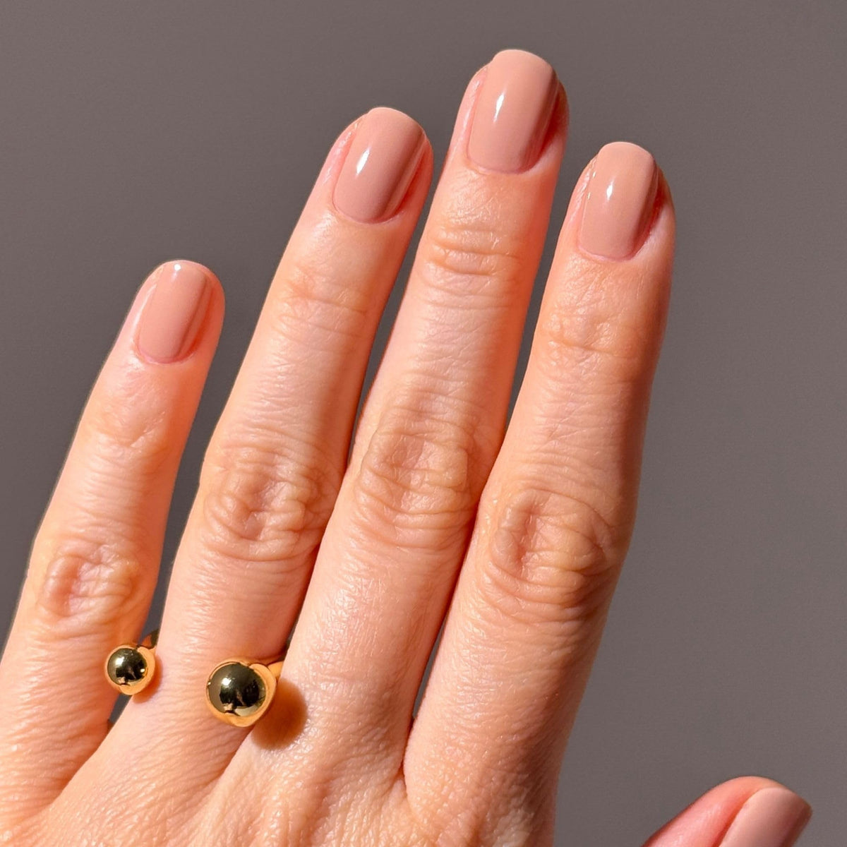 LONDONTOWN Perfecting Nail Veil Creamy Latté Tint bottle side view