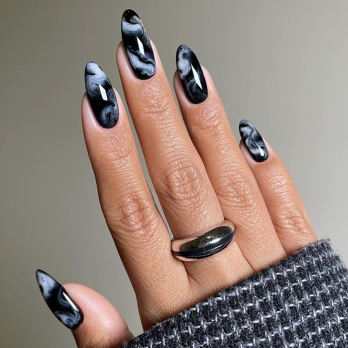 LPOODDNU Almond Press on Nails black marble design front view