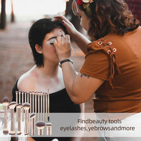 MAANGE blending brush in action on eyeshadow
