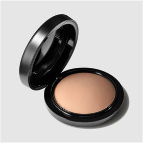 MAC Mineralize Skinfinish Natural Powder Medium Dark texture close-up