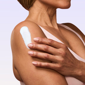 MAËLYS GET-DREAMY Overnight Toning Whip application on skin