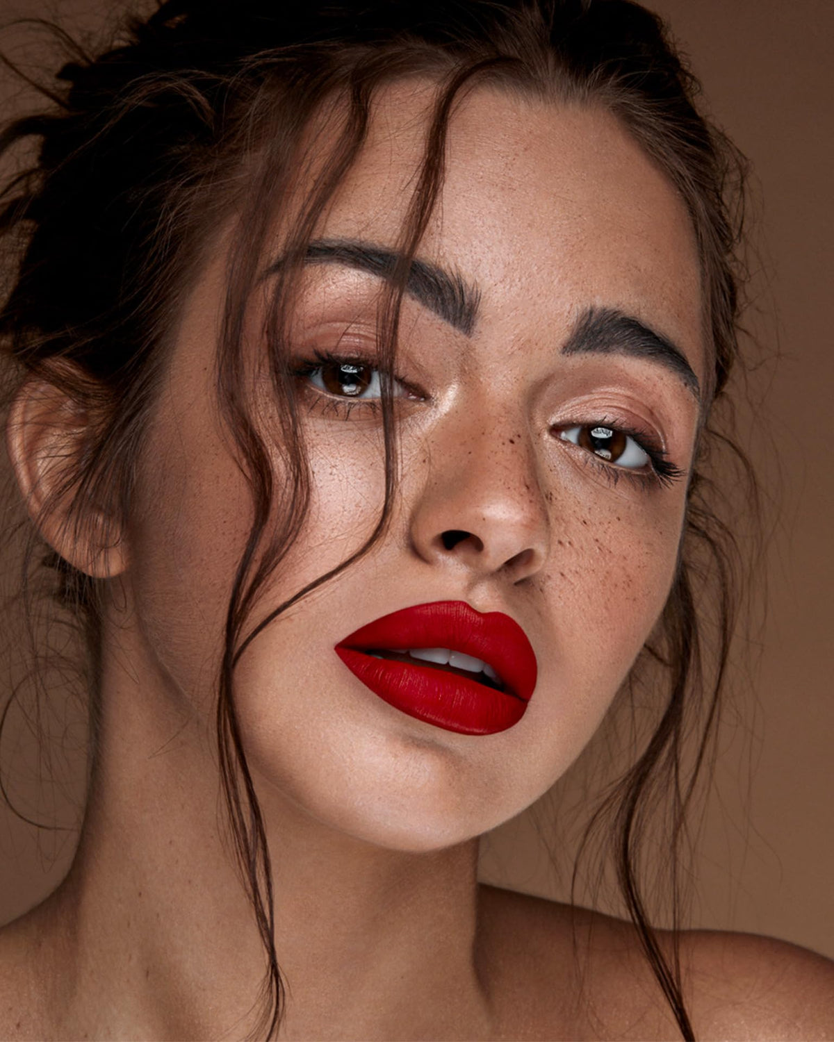 MAKI YIKA lipstick application on model's lips