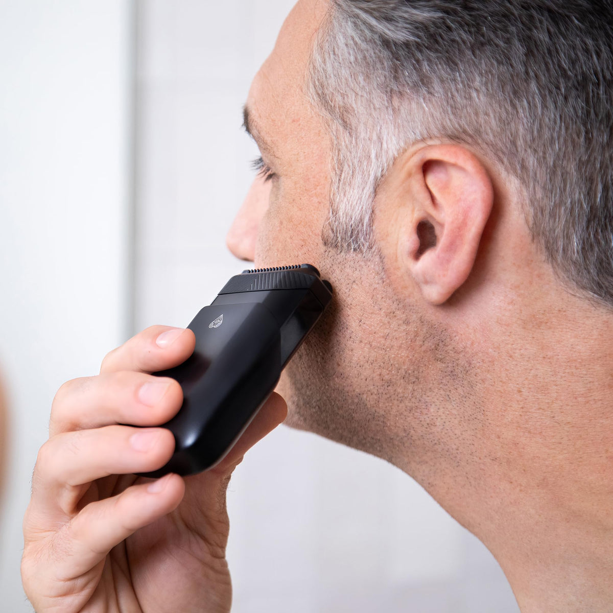 MANSCAPED The Handyman Compact Face Shaver packaging
