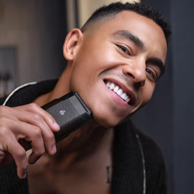 MANSCAPED The Handyman™ Compact Face Shaver with USB-C charger