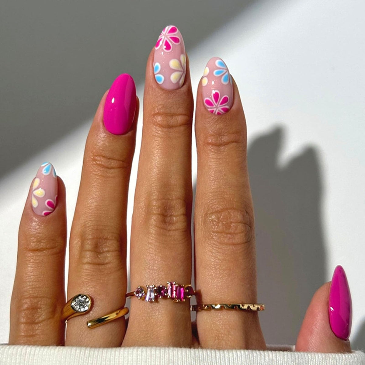 MAOTTIE Almond Fake Nails 24 pcs with flower design front view