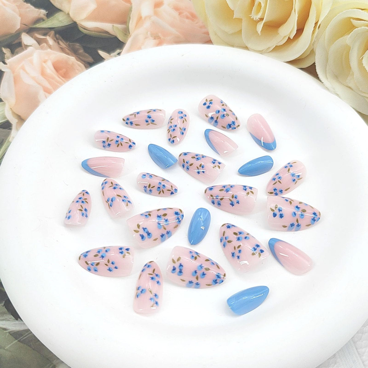 MAOTTIE Press On Nails Almond Blue French Tip close-up of design
