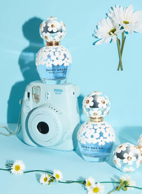 Marc Jacobs Daisy Dream Eau de Toilette close-up of cap
