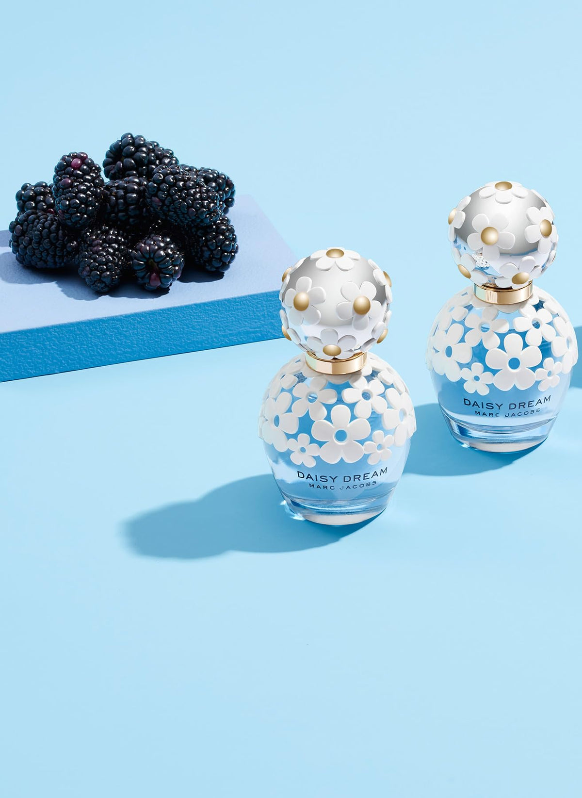 Marc Jacobs Daisy Dream Eau de Toilette spray in lifestyle setting