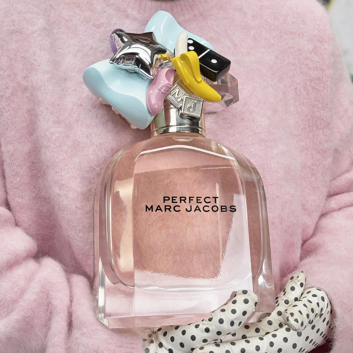Marc Jacobs Perfect Eau de Parfum set with floral background