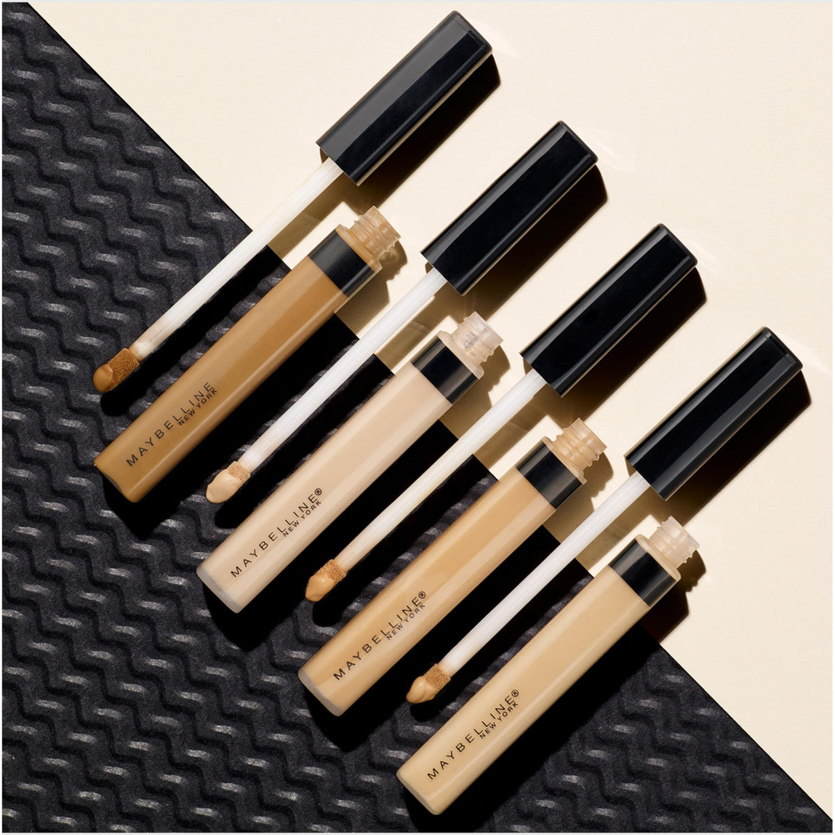 MAYBELLINE Fit Me! Concealer Sand 20 applicator close-up