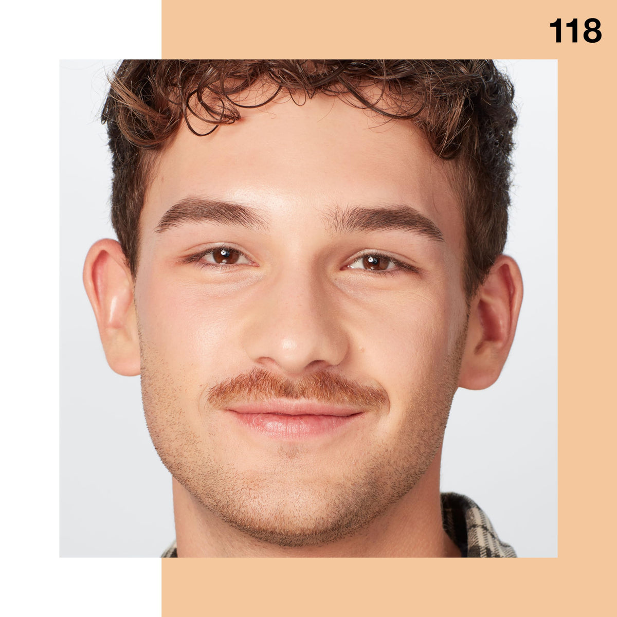 MAYBELLINE Fit Me Dewy + Smooth Foundation Light Beige applicator
