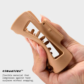 MELLO Medium Hair Clip demonstrating flexible design