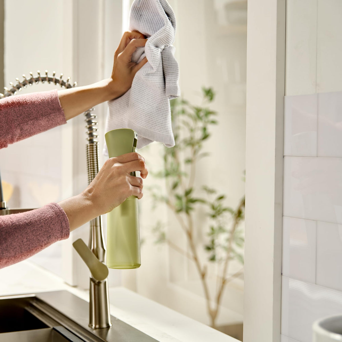 MIGHTY STRONG Continuous Spray Bottle for plant care