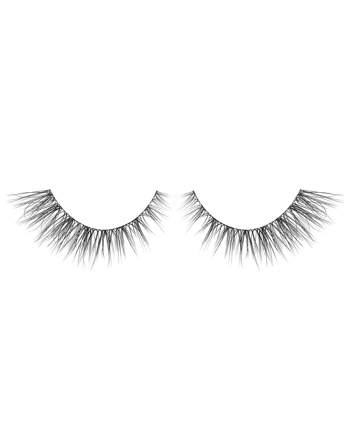 Model wearing Jiocolor Natural Look Wispy False Eyelashes