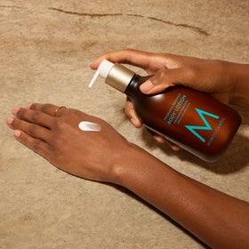 Moroccanoil Body Lotion Originale application on skin