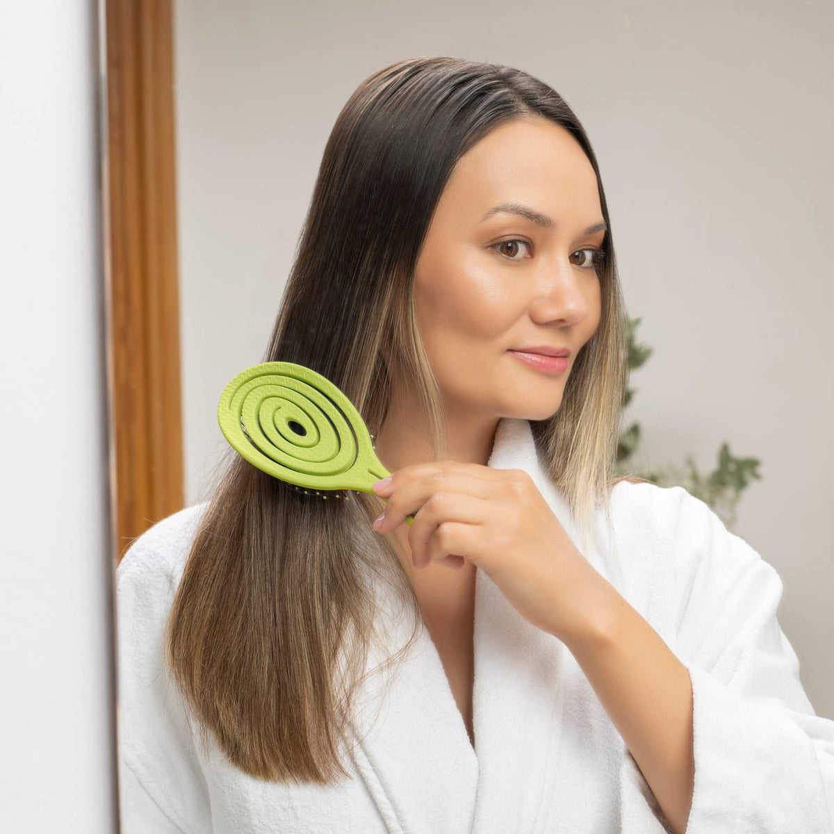 Ninabella Detangler Brush in use on wet hair