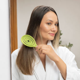 Ninabella Detangler Brush in use on wet hair