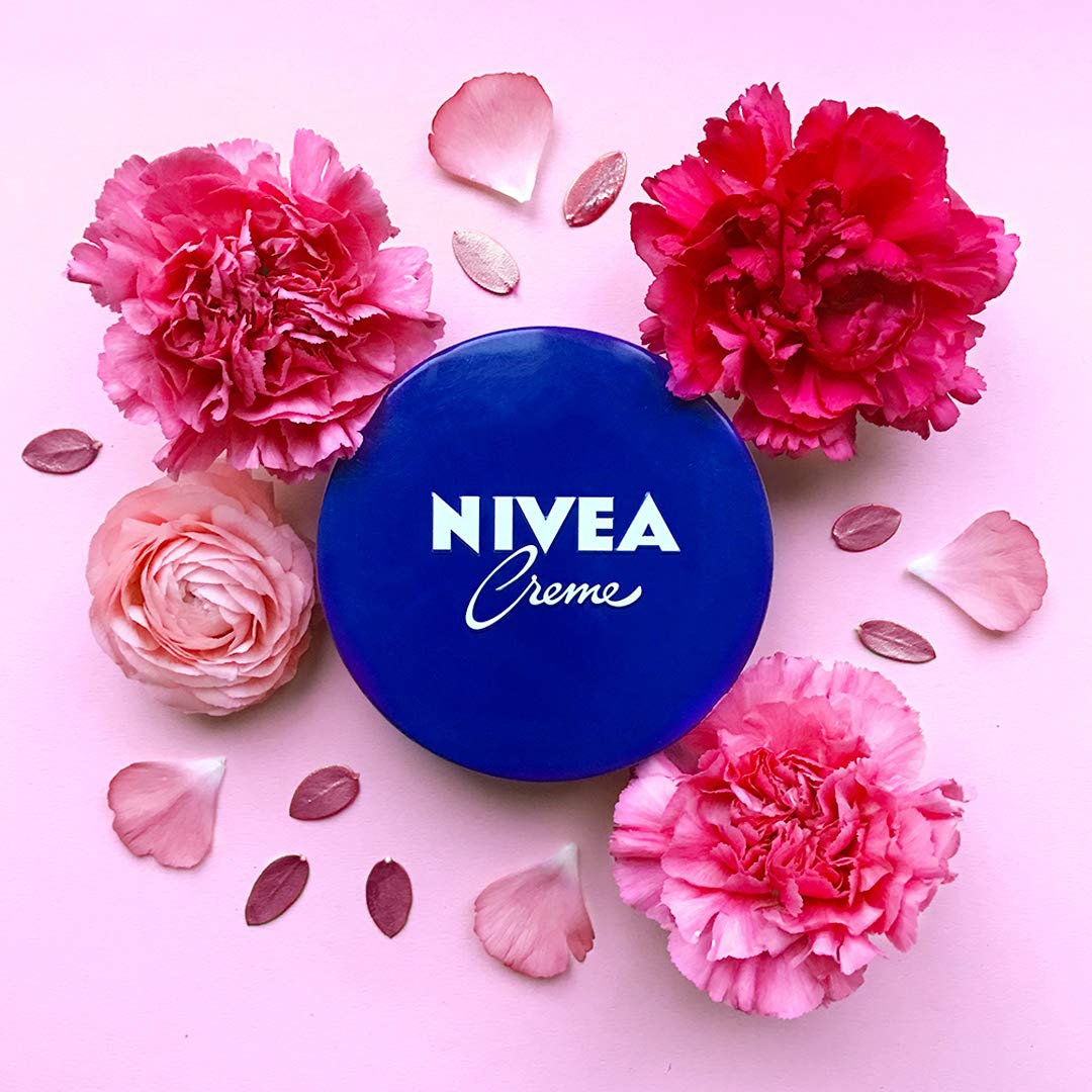 NIVEA Creme 200ml lifestyle scene in bathroom