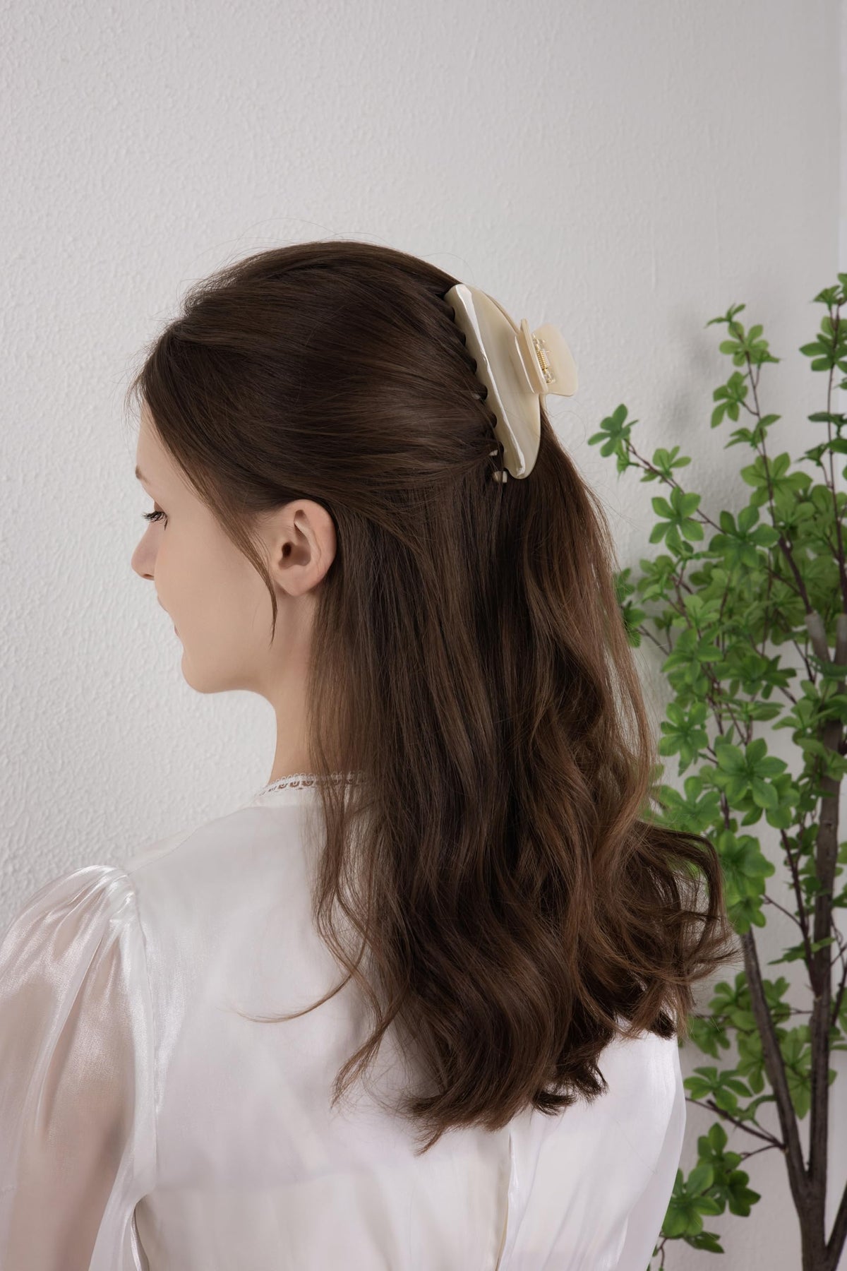 OideGuiing 4-Inch Creme Claw Clip on a table