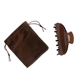 OideGuiing coffee claw clip on a hairstyle