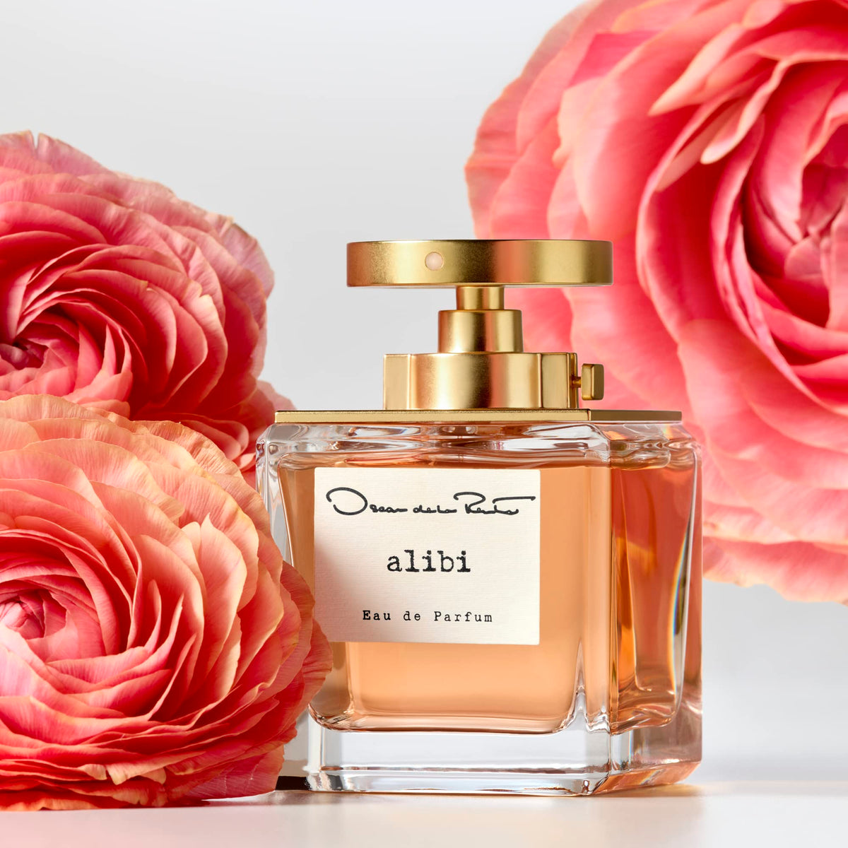Oscar de la Renta Alibi Eau de Parfum lifestyle scene