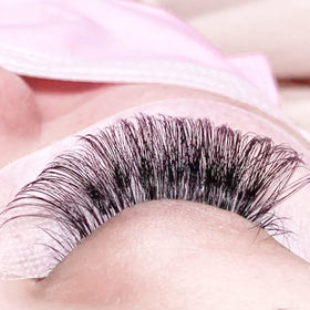 Professional lash technician using VEYES INC lash extensions