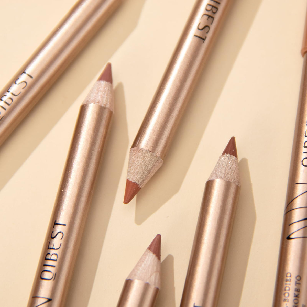 QiBest lip liner set in a stylish makeup bag