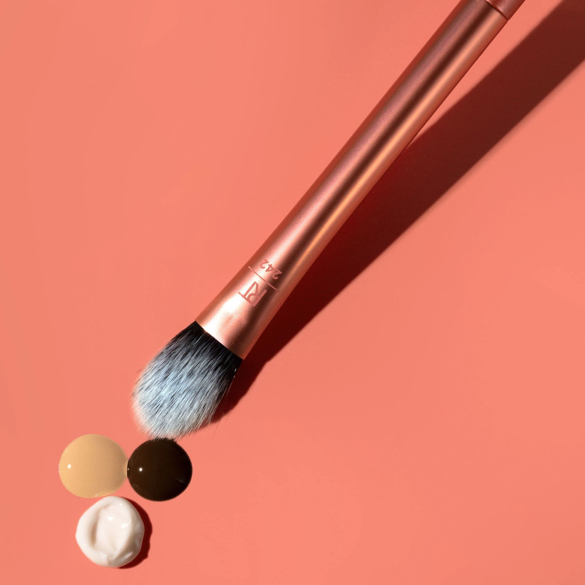Real Techniques Brightening Concealer Brush RT 242 side view