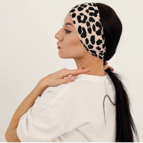 RITOPER headband worn by a model during yoga