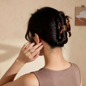 ROVLET Acetate Butterfly Hair Clips in Soft Shell White