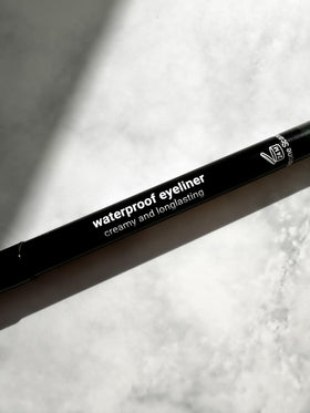 Sandstone Scandinavia Eyeliner Pencil with a soft-focus background