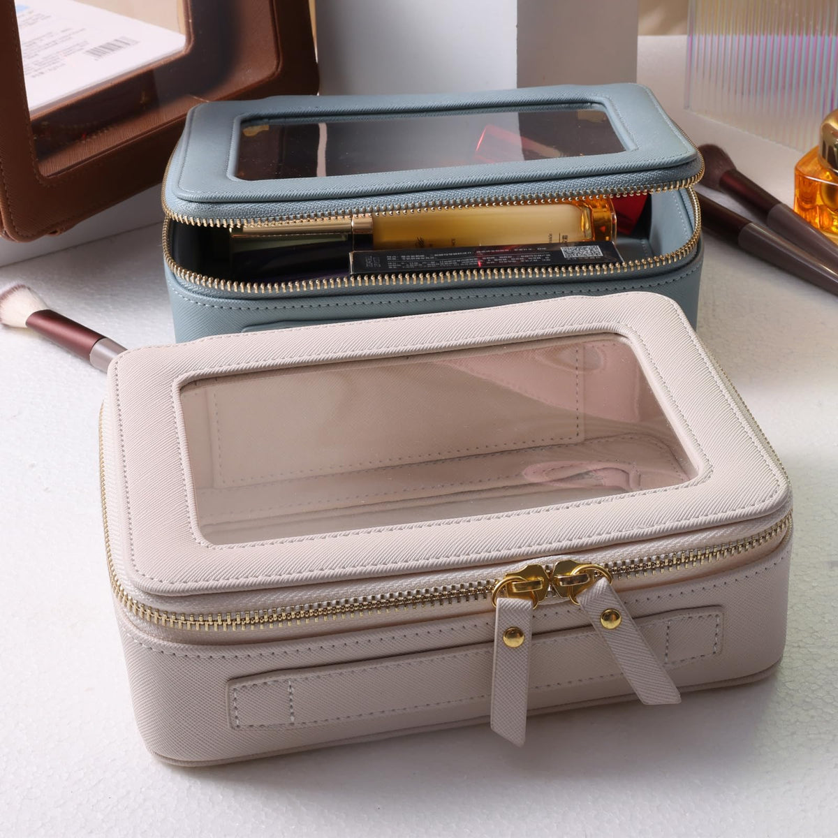 SANHECUN Toiletry Bag with handle in outdoor setting