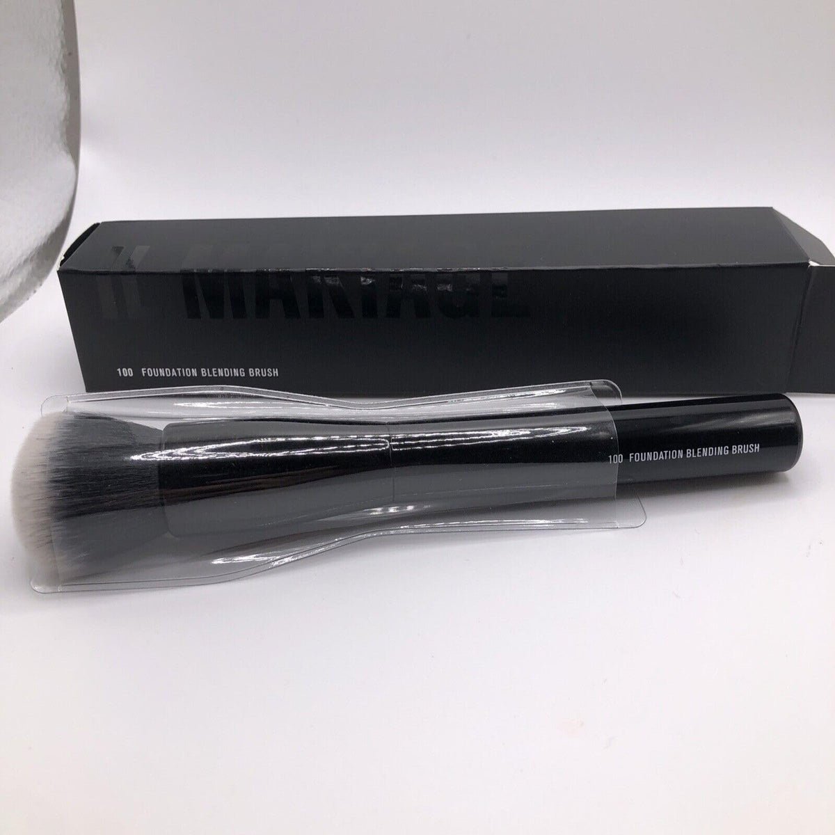Scinex Foundation Blending Brush #100 in black with soft bristles