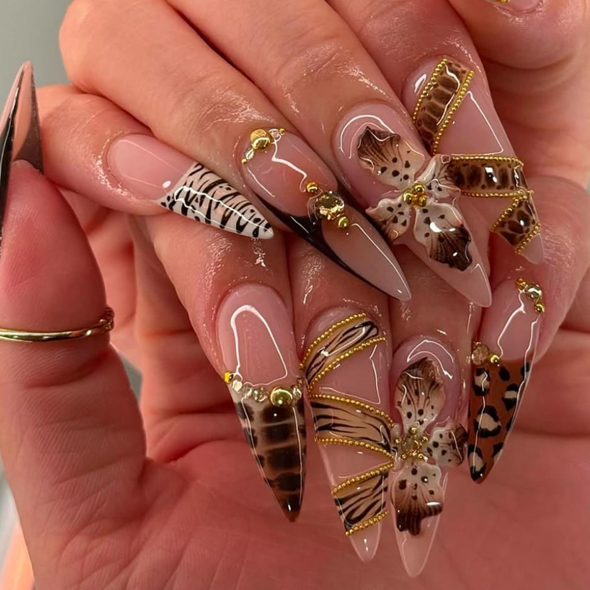SEENEEY Almond Press on Nails packaging showing brown floral pattern