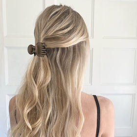 Side view of DEEKA hair clip demonstrating grip