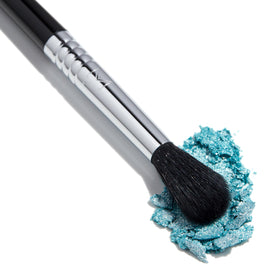 SIGMA BEAUTY E40 brush in use with eyeshadow application