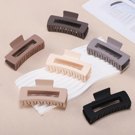 Sisiaipu 4 Inch large hair claw clips, close-up of non-slip design