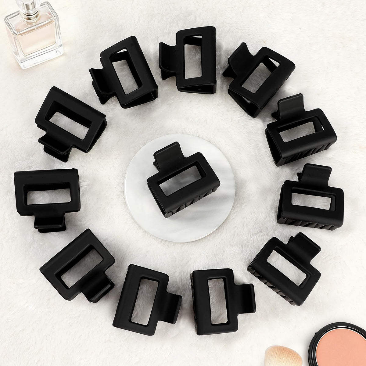 Sisiaipu Medium Hair Claw Clips black on hair
