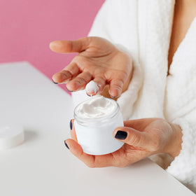 Smooth design of Loretoy plastic jars for easy labelling