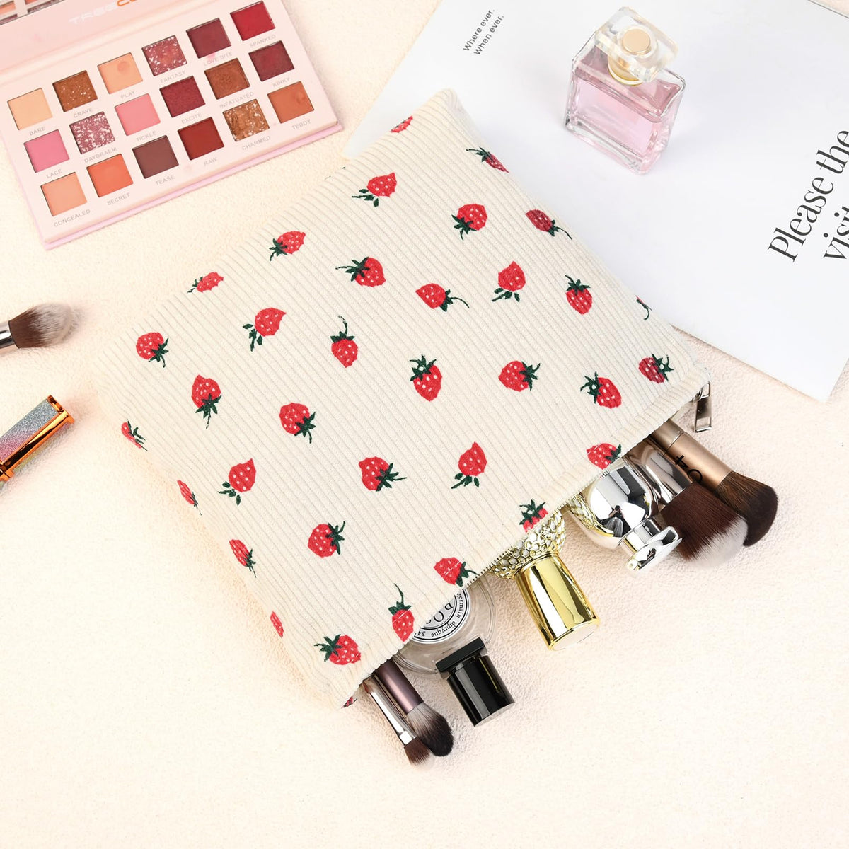 SOIDRAM cosmetic pouch with accessories inside