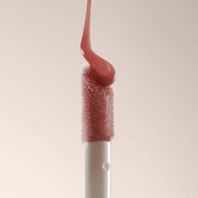 Summer Fridays Dream Lip Oil applied on lips for a glossy finish