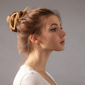 Sunolga hair clips in beige, showing anti-slip design