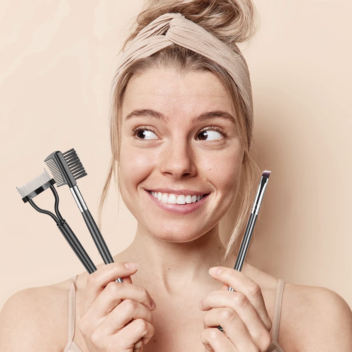 SWEET VIEW eyebrow brush in hand during application