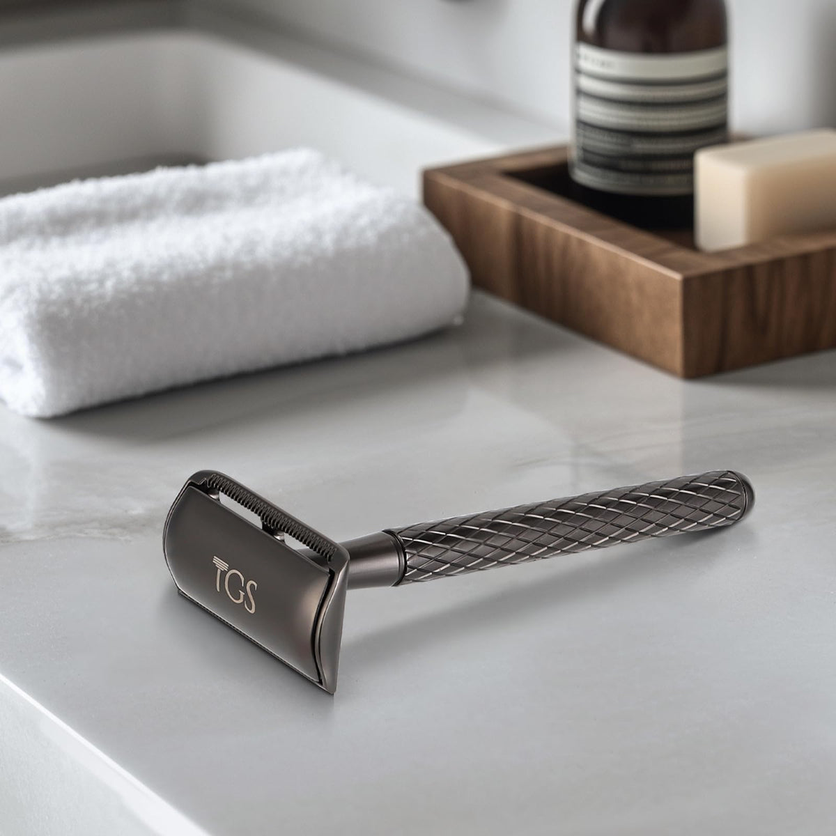 THE GROOMING SOCIETY razor in travel setting
