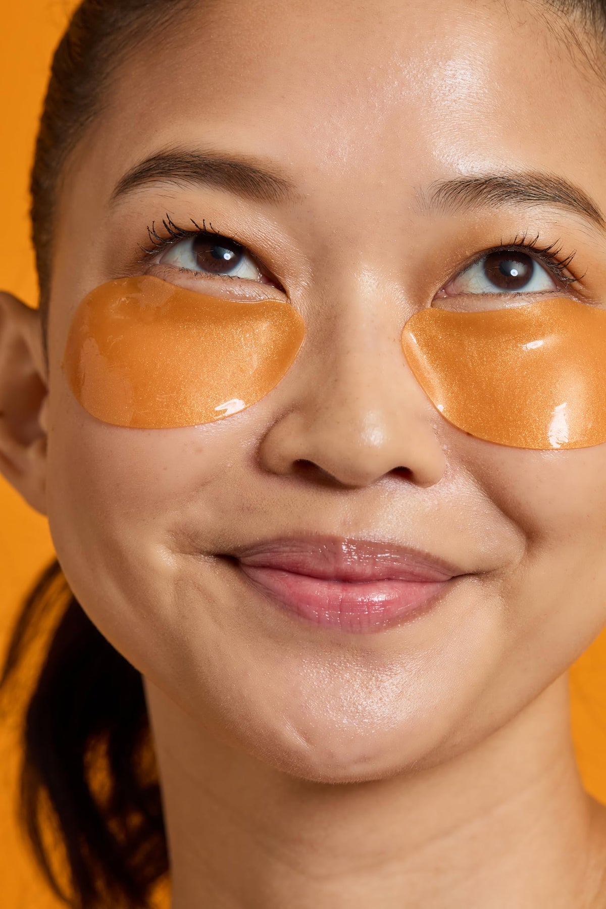 TONYMOLY Plump-kin Pumpkin Under Eye Patch application on skin
