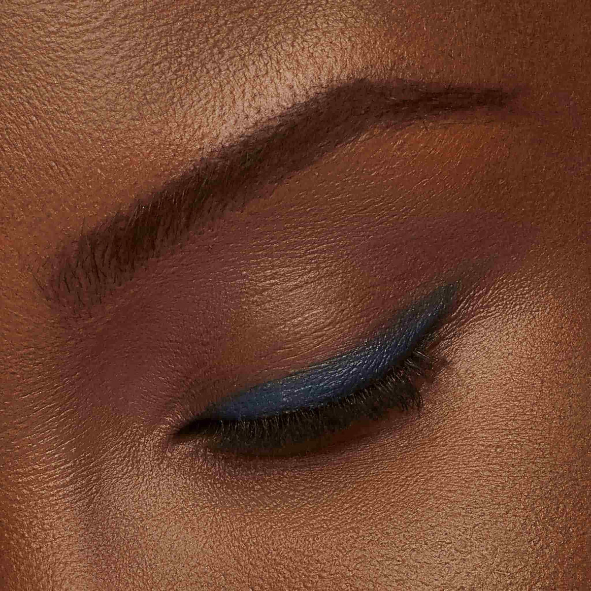 TRE'STIQUE Shadow Crayon showing multidimensional shimmer finish