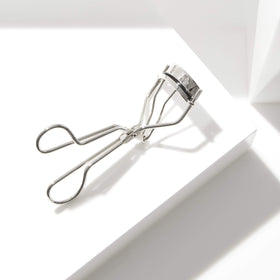 Tweezerman Classic Eyelash Curler with mascara application