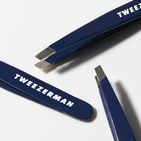 Tweezerman Mini Slant Tweezer Evening Blue close-up of tips