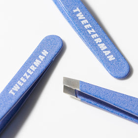 Tweezerman Mini Slant Tweezer Granite Sky close-up of tips