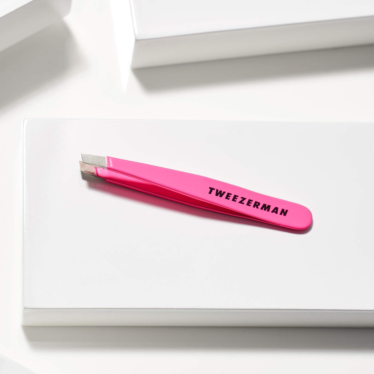 Tweezerman Mini Slant Tweezer Neon Pink close-up of tips
